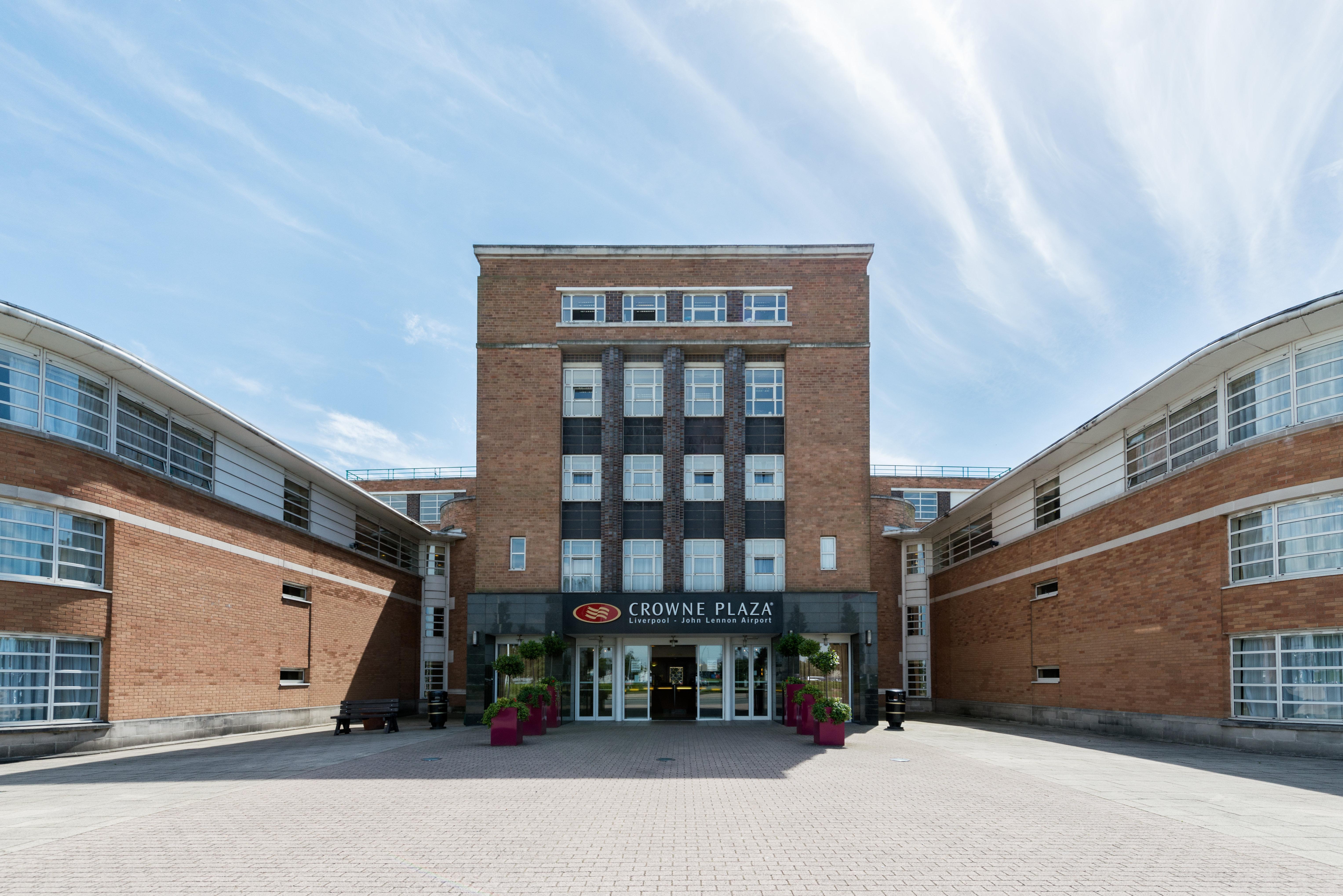 Crowne Plaza - John Lennon Airport By Ihg 4*