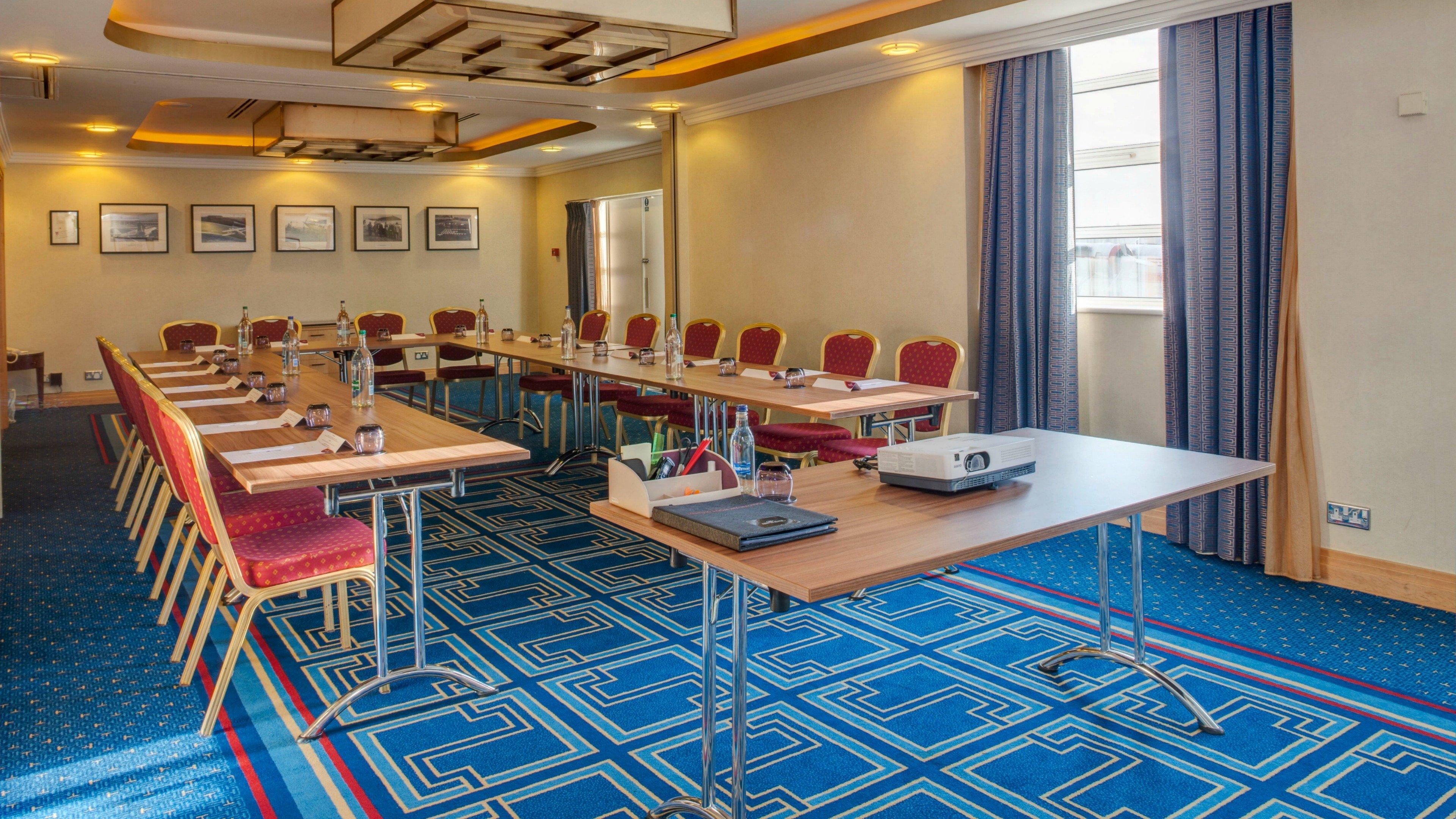 Hotel Crowne Plaza - John Lennon Airport By Ihg 4*